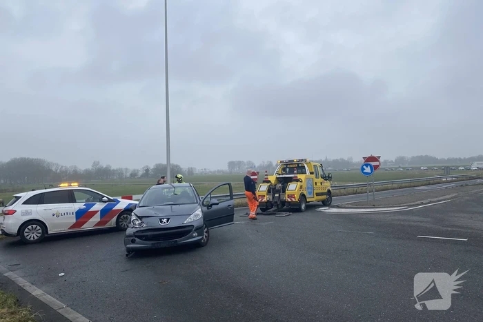 Automobilist botst tegen vangrail