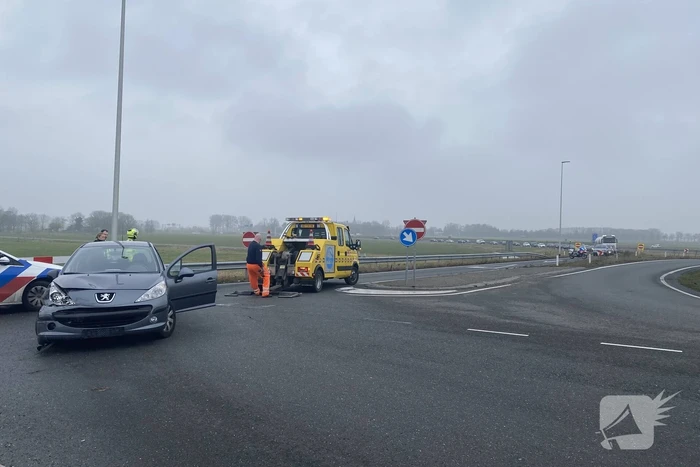 Automobilist botst tegen vangrail