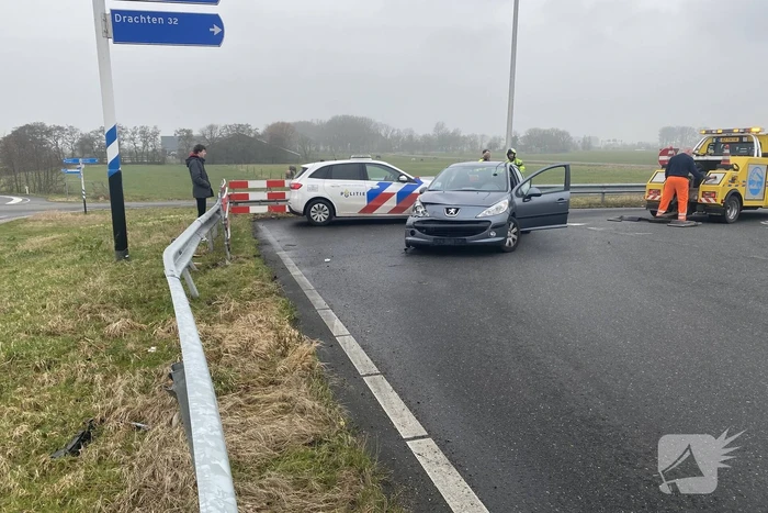 Automobilist botst tegen vangrail