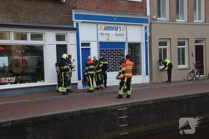 Brandweer breekt deur open voor gaslekkage