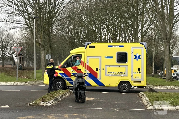 Scooterrijder gewond naar het ziekenhuis na aanrijding