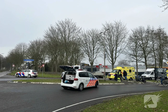 Scooterrijder gewond naar het ziekenhuis na aanrijding