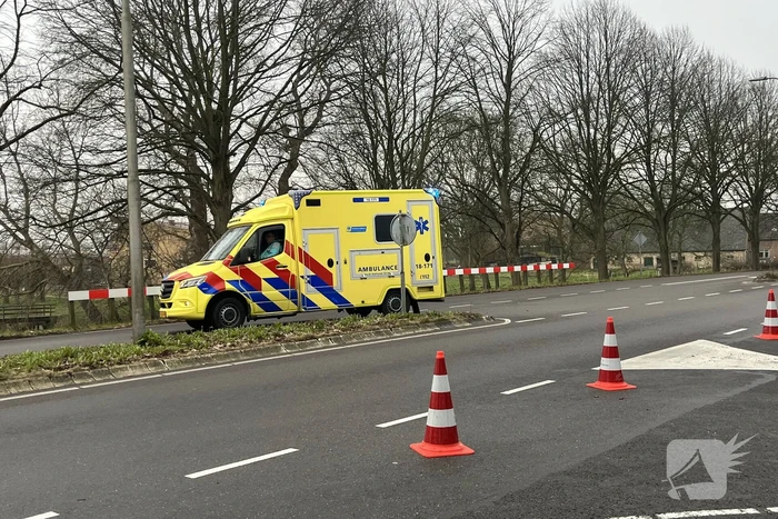 Scooterrijder gewond naar het ziekenhuis na aanrijding