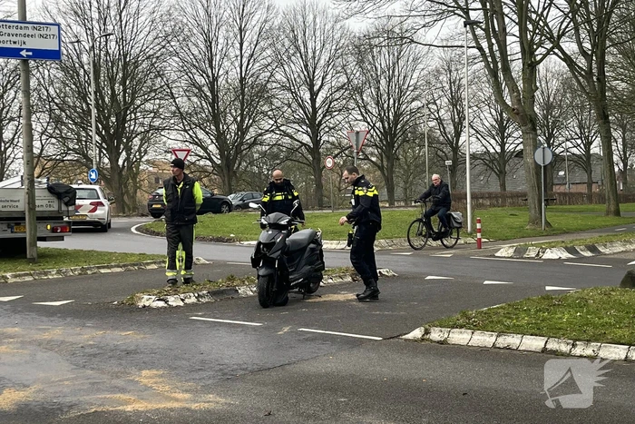 Scooterrijder gewond naar het ziekenhuis na aanrijding