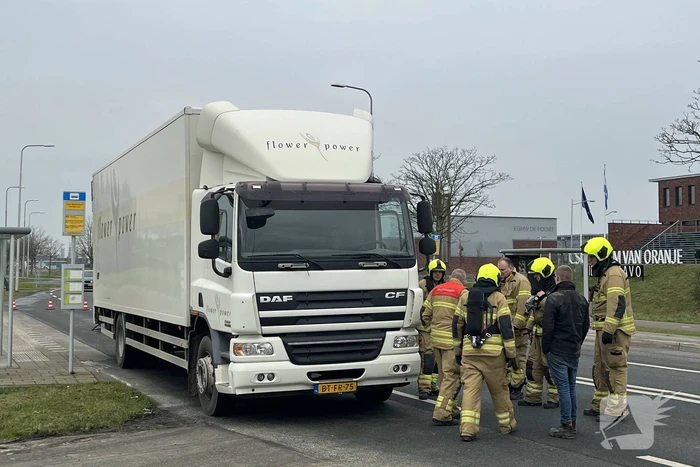 Brandweerlieden doen onderzoek bij vrachtwagen