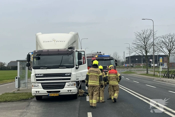 Brandweerlieden doen onderzoek bij vrachtwagen