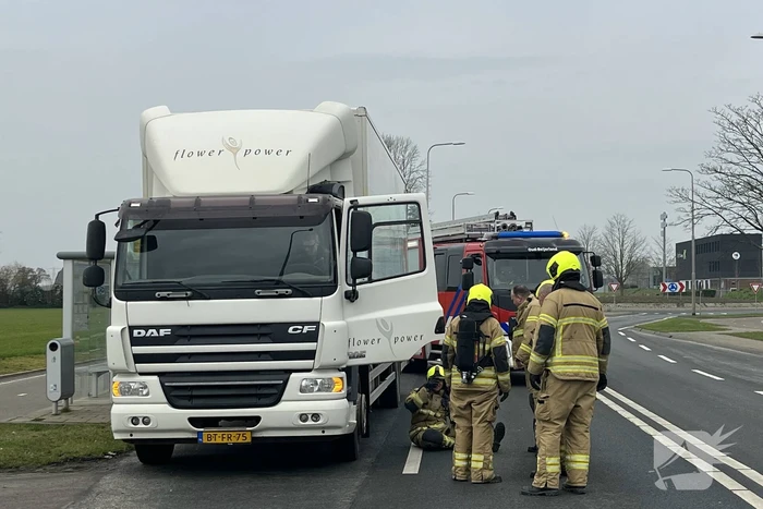 Brandweerlieden doen onderzoek bij vrachtwagen