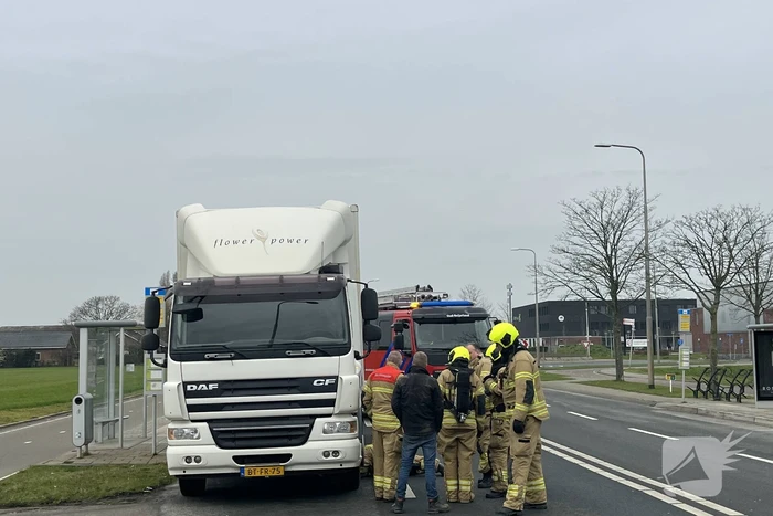 Brandweerlieden doen onderzoek bij vrachtwagen