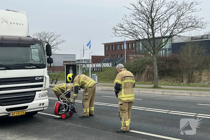 Brandweerlieden doen onderzoek bij vrachtwagen