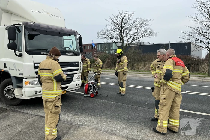 Brandweerlieden doen onderzoek bij vrachtwagen