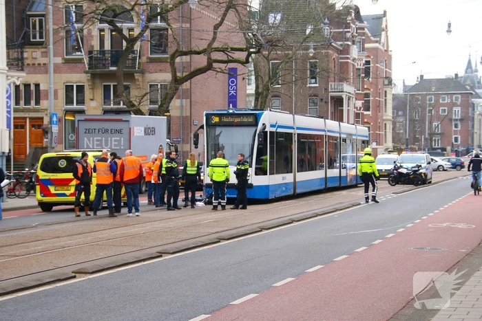 Fietser belandt onder tram