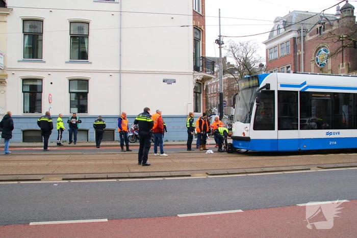 Fietser belandt onder tram