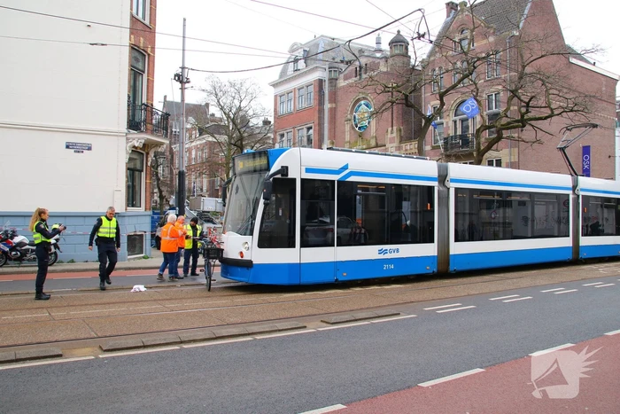 Fietser belandt onder tram