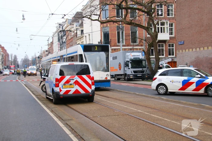 Fietser belandt onder tram