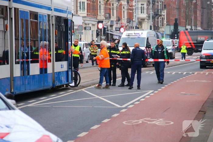 Fietser belandt onder tram