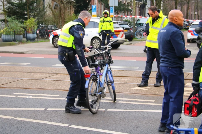Fietser belandt onder tram