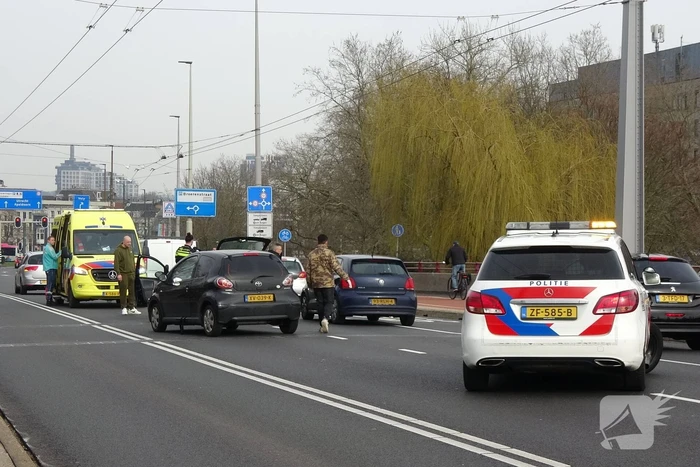 Meerder voertuigen betrokken bij botsing John Frostbrug