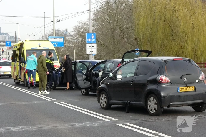 Meerder voertuigen betrokken bij botsing John Frostbrug