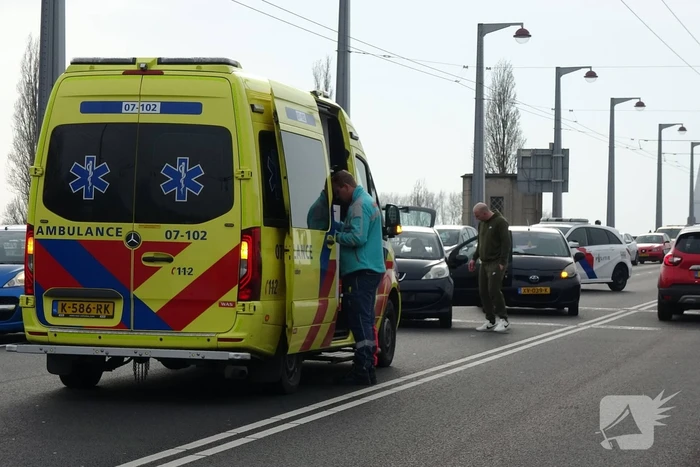 Meerder voertuigen betrokken bij botsing John Frostbrug