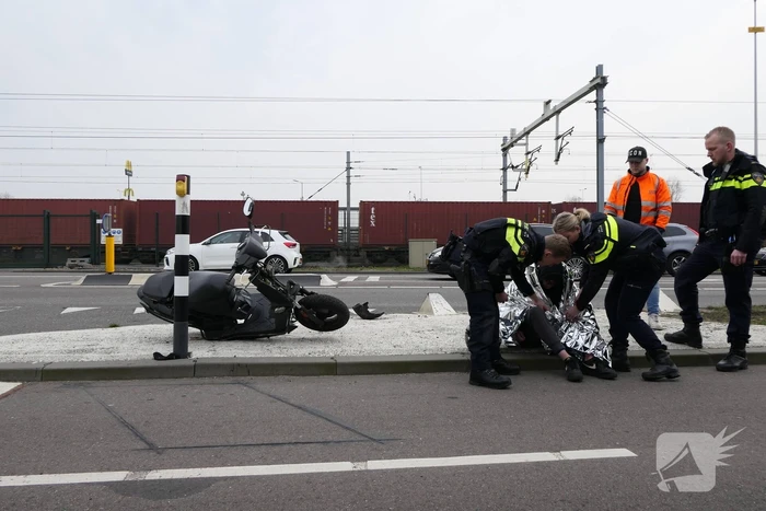 Scooterbestuurder in botsing met personenauto