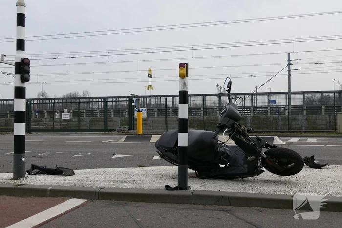 Scooterbestuurder in botsing met personenauto