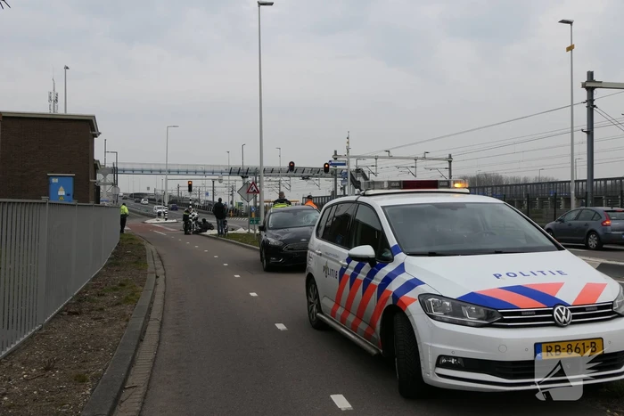 Scooterbestuurder in botsing met personenauto