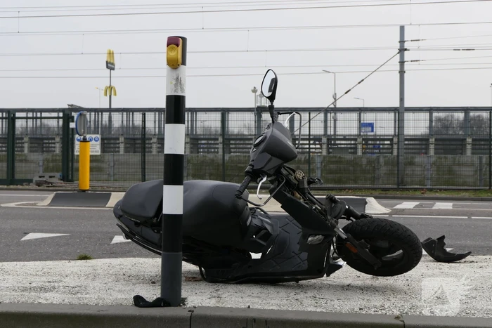 Scooterbestuurder in botsing met personenauto