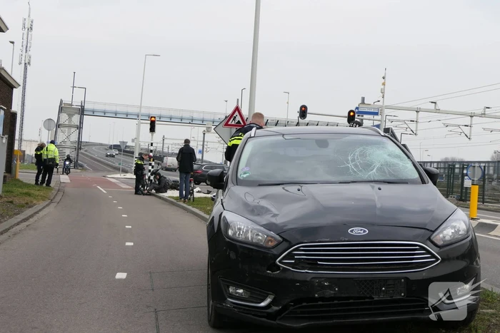Scooterbestuurder in botsing met personenauto