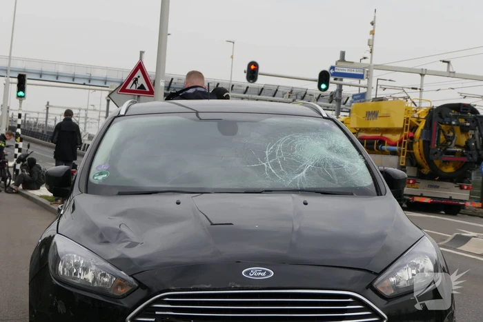 Scooterbestuurder in botsing met personenauto
