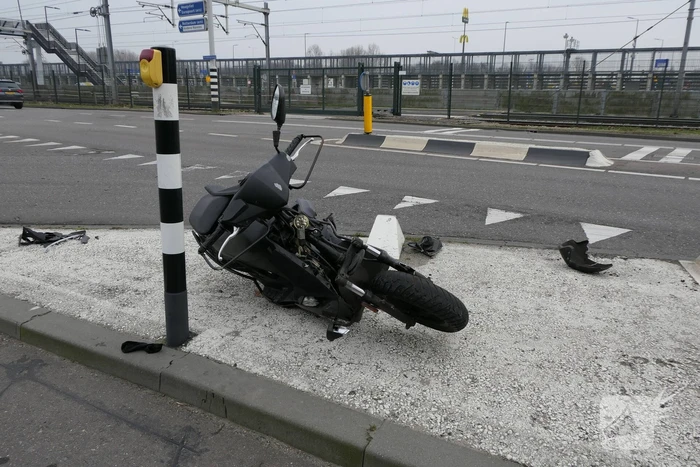 Scooterbestuurder in botsing met personenauto