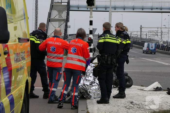 Scooterbestuurder in botsing met personenauto