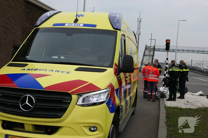 Scooterbestuurder in botsing met personenauto