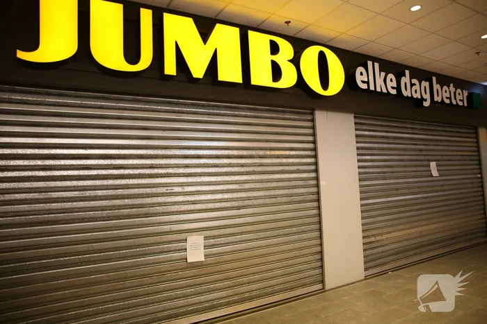 Hoofdleiding gesprongen in Jumbo supermarkt