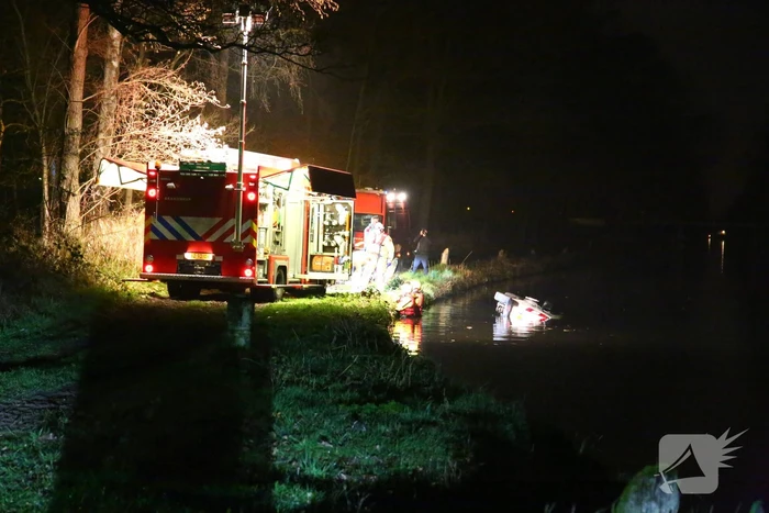 Bestelbus belandt in sloot, voertuig mogelijk gestolen