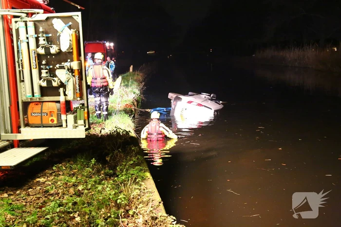 Bestelbus belandt in sloot, voertuig mogelijk gestolen