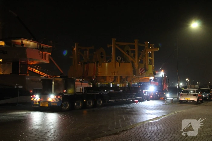 Grote constructie vervoerd naar haven