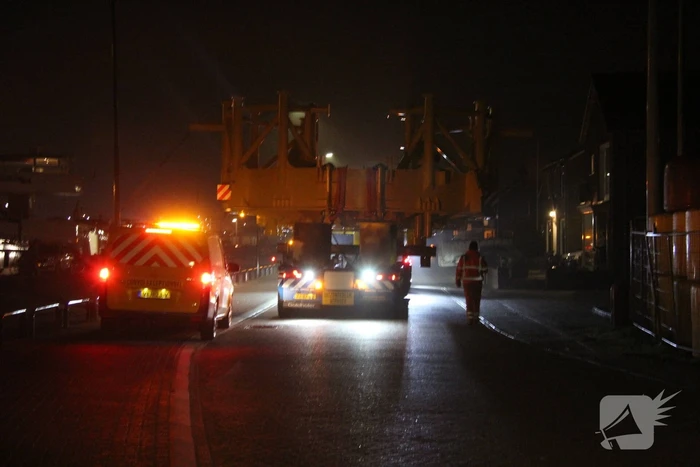 Grote constructie vervoerd naar haven