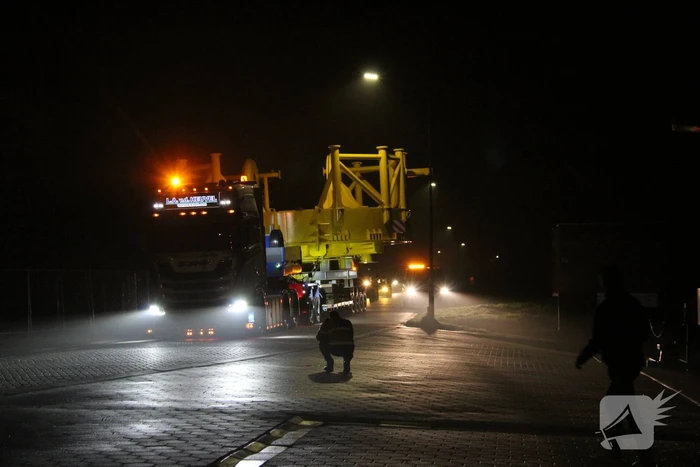 Grote constructie vervoerd naar haven