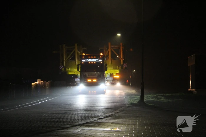 Grote constructie vervoerd naar haven