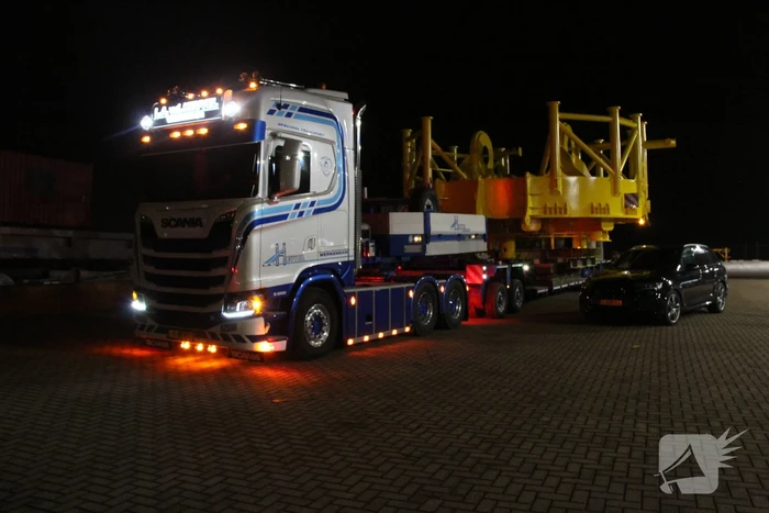 Grote constructie vervoerd naar haven