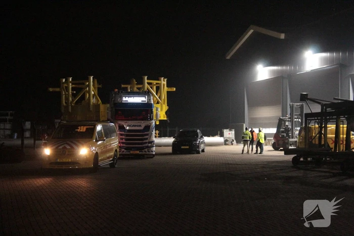 Grote constructie vervoerd naar haven