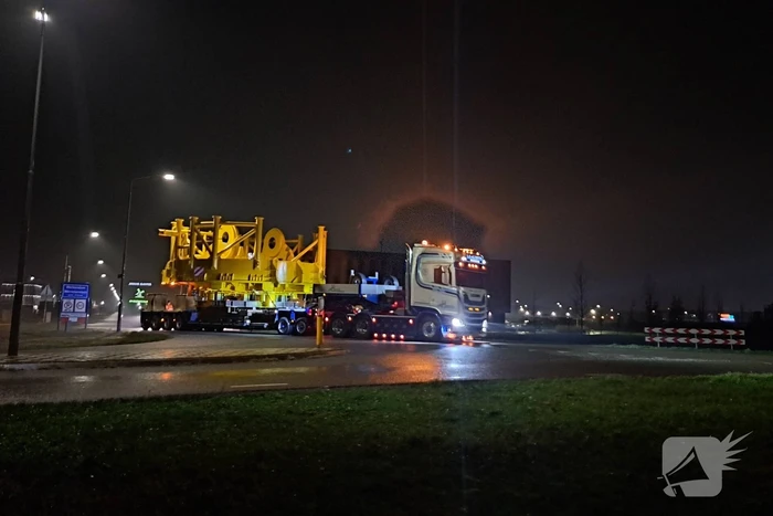 Grote constructie vervoerd naar haven