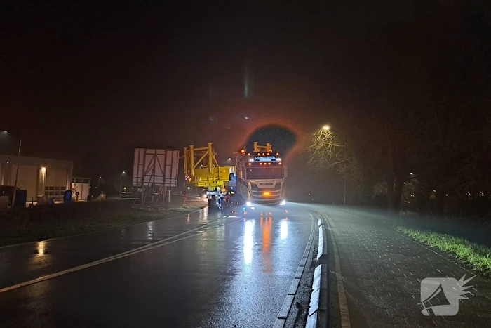 Grote constructie vervoerd naar haven