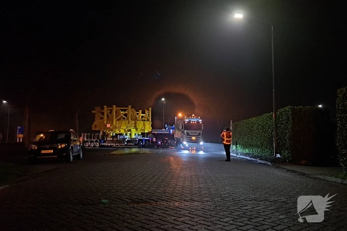 Grote constructie vervoerd naar haven