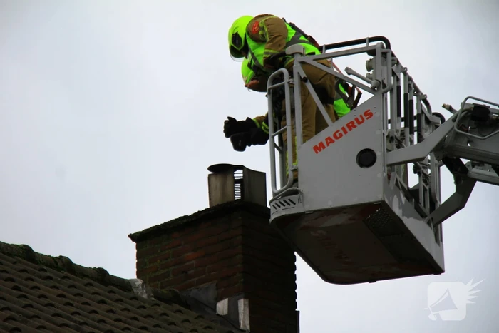 Brandweer controleert schoorsteen op brand