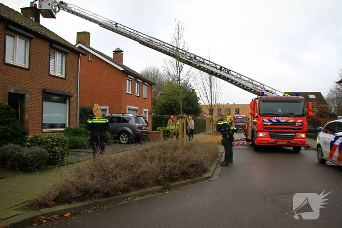 Brandweer controleert schoorsteen op brand