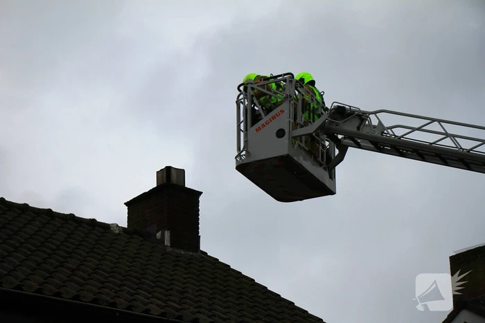 Brandweer controleert schoorsteen op brand