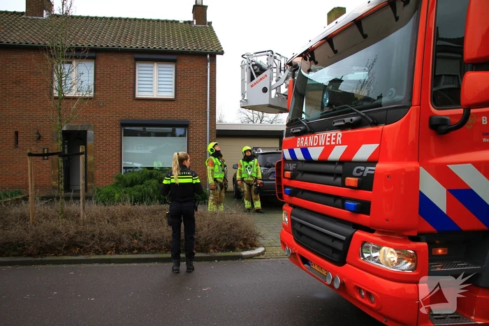 Brandweer controleert schoorsteen op brand