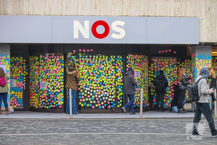 NOS pand beplakt met memo-papiertje