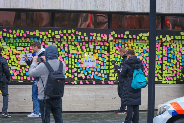 NOS pand beplakt met memo-papiertje
